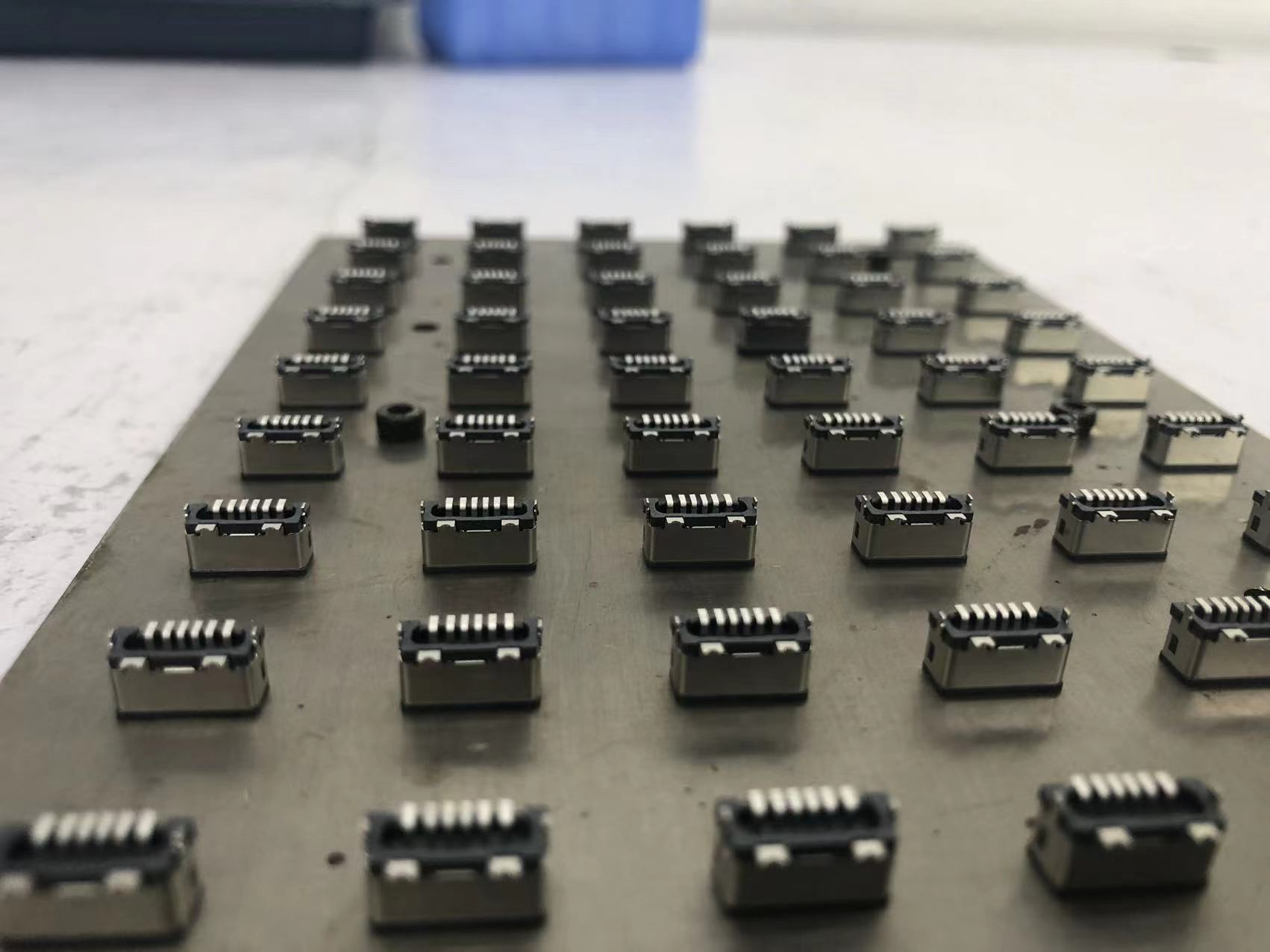 消費(fèi)電子類行業(yè)案例Type-C充電端口密封保護(hù)填充膠由漢思新材料提供